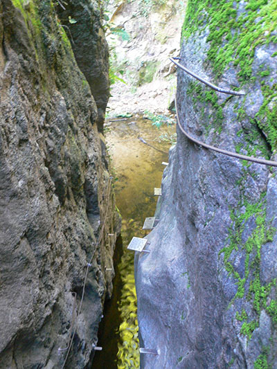 En el paso encajonado del Pou de Gorges -vista atrás- 