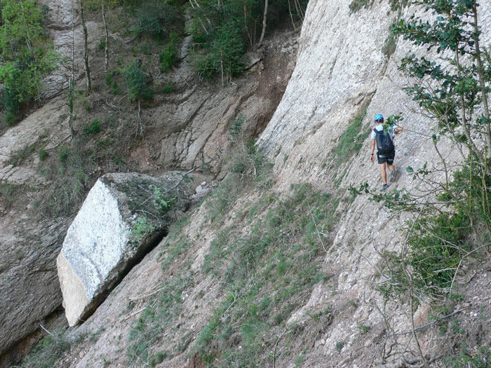 Junto a l´Hort del Malany encontramos un flanqueo delicado asegurado con cable 