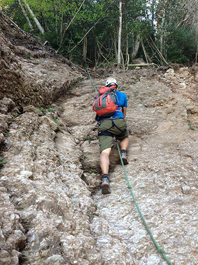Una cuerda anudada verde es el primer equipamiento para subir la canal de l´Hort del Malany 