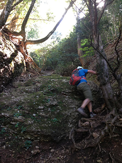 Subiendo la descompuesta canal del Miracle 