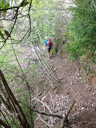 Salimos poco antes del final de la canal del Miracle por un sendero -no señalizado- a la izquierda 
