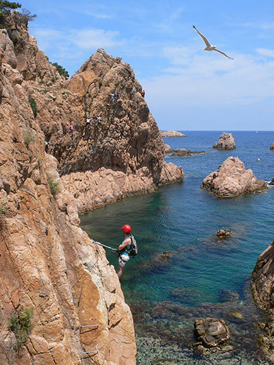 Vista al espolón desplomado desde el inicio de la vía ferrata 