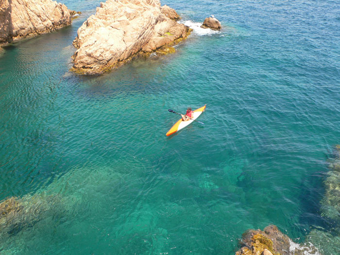 Kayakista en la Cala del Molí 