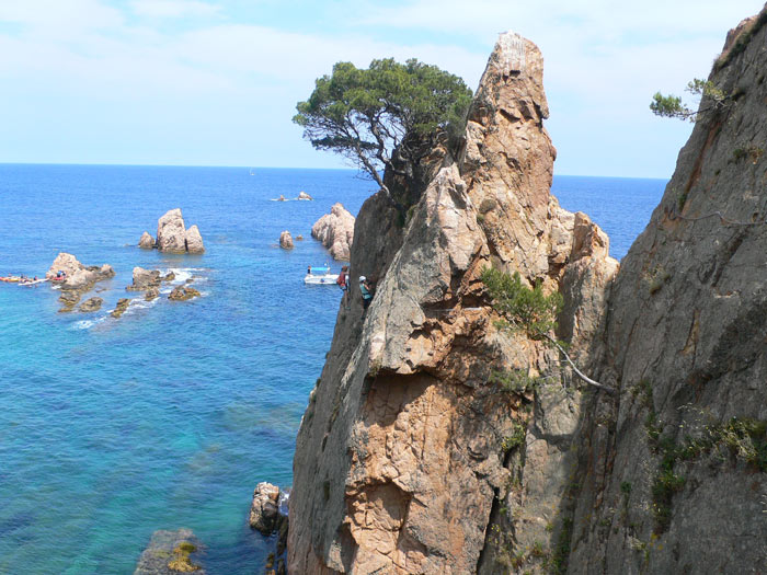 Vista de la pared sobre Cala Alga -salida de la ferrata- 