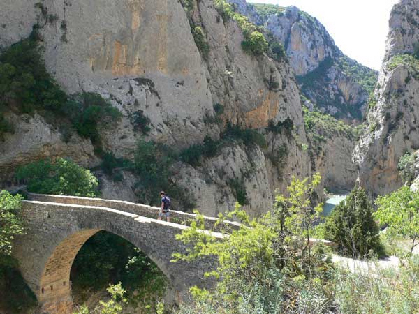 El antiguo puente de la Sierra nos permite cruzar el río Ésera en este estrecho cañón 