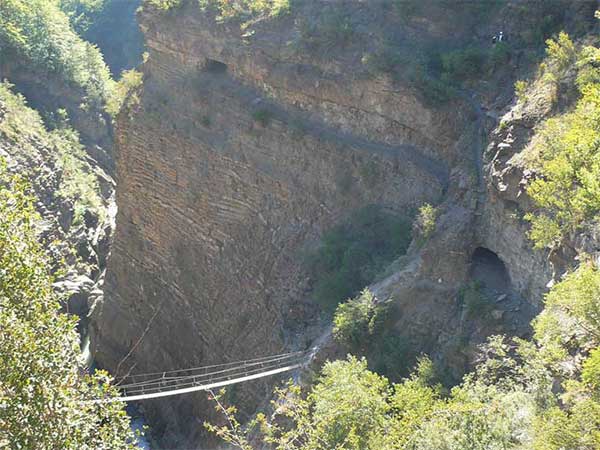 Al inicio vemos los dos túneles y el gran puente que deberemos cruzar 