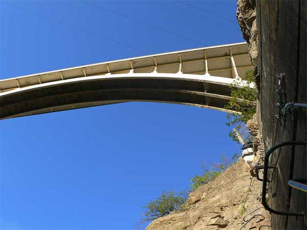 Al final vemos el puente que cruza la presa. Queda muy poco! 