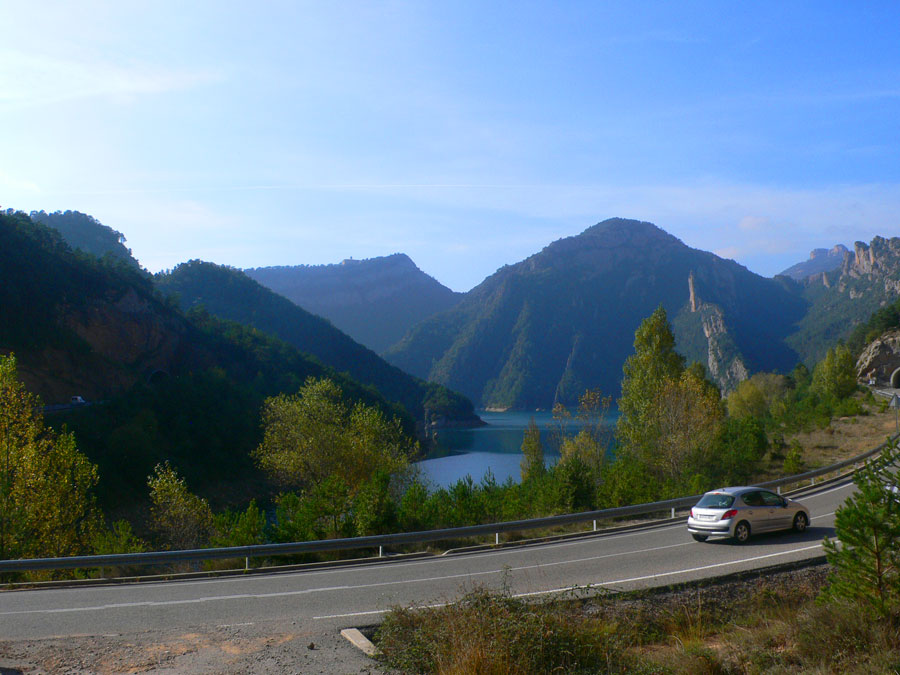 Estacionamiento junto a la C-462 en la Presa de la Llosa del Cavall 
