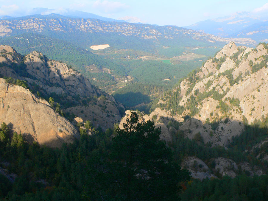 Vistas al norte hacia la cantera de Guiares 