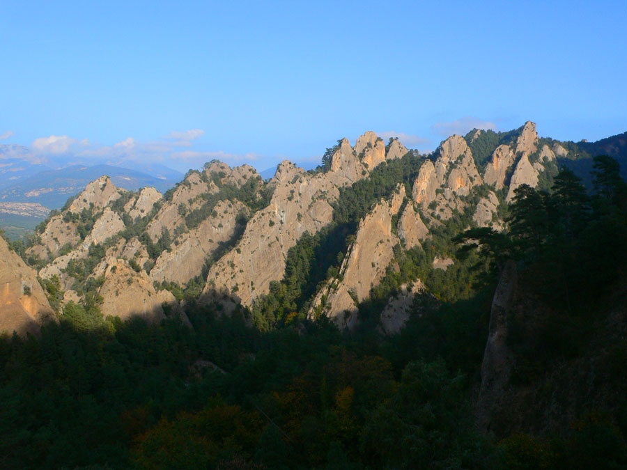 Desde el collado dels Llengots tenemos espectaculares vistas a la escarpada sierra norte de Busa 