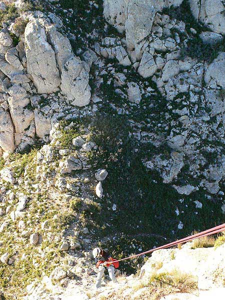 El primer rápel es el final de la ferrata Jordana (a la derecha encontramos el primer escape) 