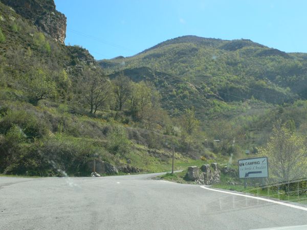 Indicadores de madera  a la ferrata hacia arriba a la derecha. Hacia abajo vamos al camping 