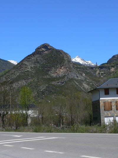 Vista de la ferrata desde la carretera a Sesué 