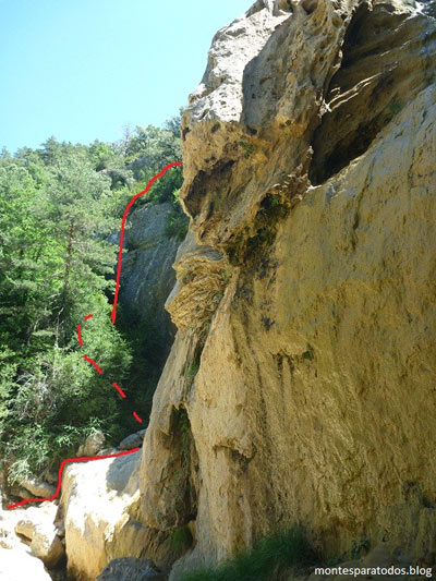 Formación de toba y el tramo intermedio de la ferrata (© Montañismo para todos) 