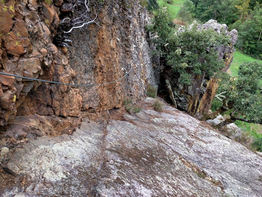 Por aquí regresaremos la ferrata sigue a la izquierda 