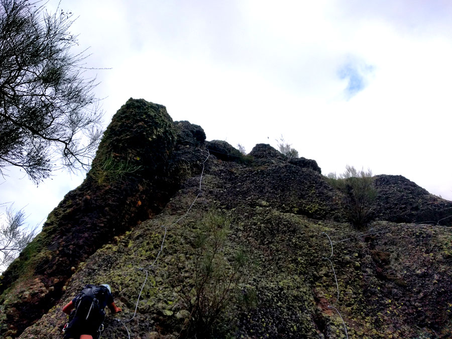 El tercer tramo vertical en la peña de Socastillo está equipado solo con cable de vida -hay que escalar- 