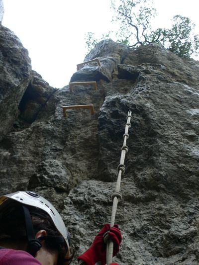 No subimos por aquí! y seguimos de frente hasta el inicio de la vía ferrata 