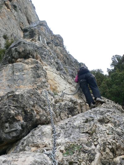 Avanzamos ayudados por cadenas y escalones mientras la cresta se va estrechando 