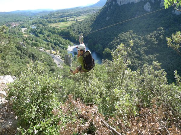 Descendiendo por la tirolina (© Carlos Cordero) 
