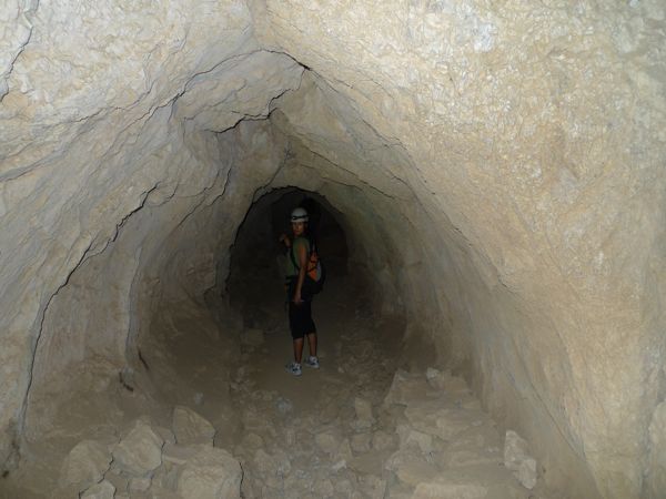 Siguiendo la cueva de frente 