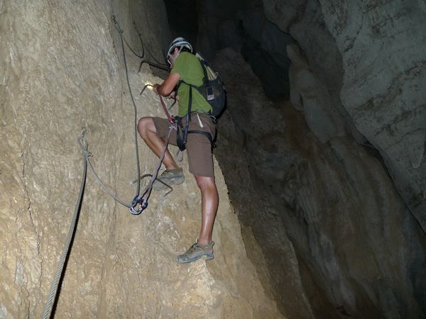 Iniciando el tramo escondido a la izquierda de la cueva. Este nos lleva a unas ventanas elevadas sobre el camino de aproximación (© Carlos Cordero) 