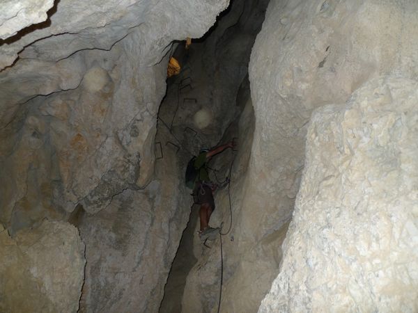 Subiendo por la cueva (© Carlos Cordero) 