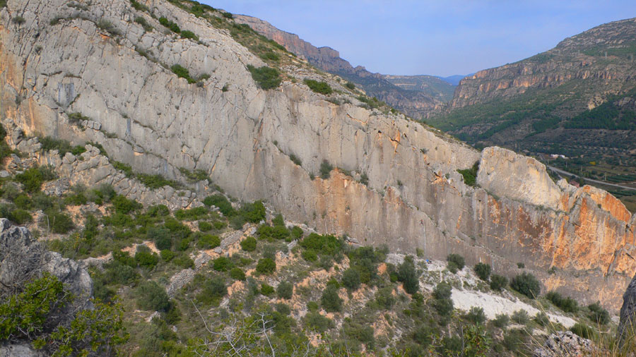 Escaladores en la soleada Cresta dels Conills 