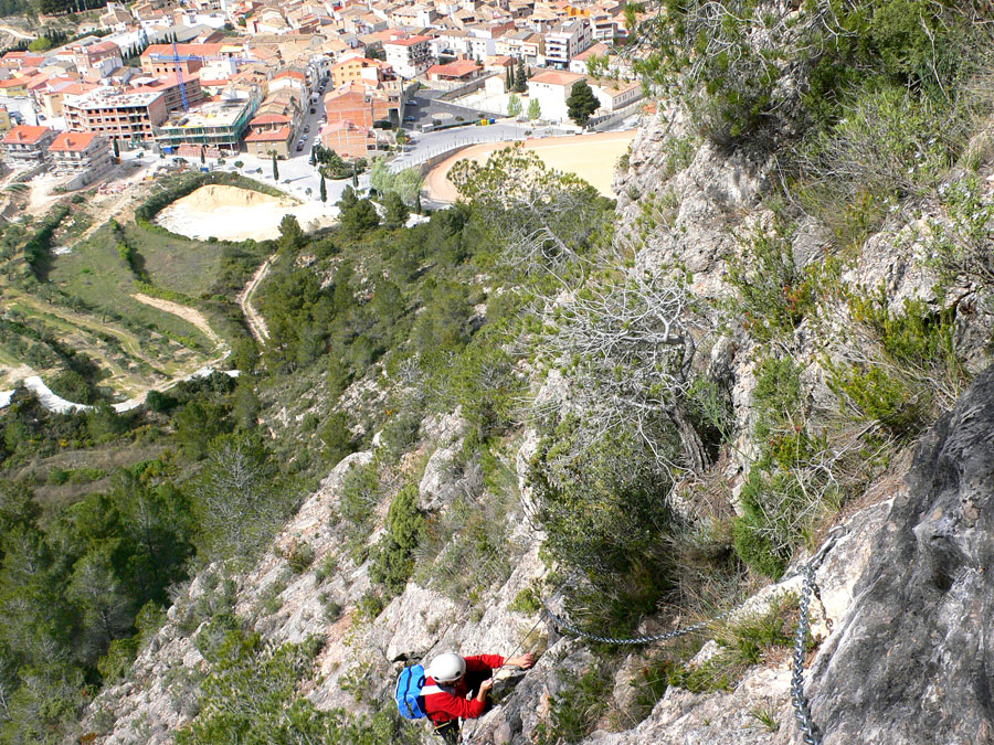 Tramo de cadenas con Tivissa al fondo 