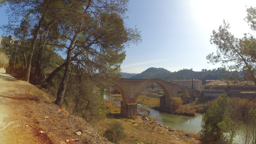 Vista atrás al puente medieval -Pont Vell- desde el camino de aproximación 