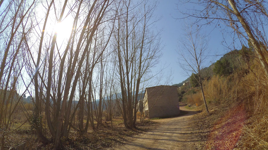 Llegamos a una granja -la entrada al torrente está a la derecha- 