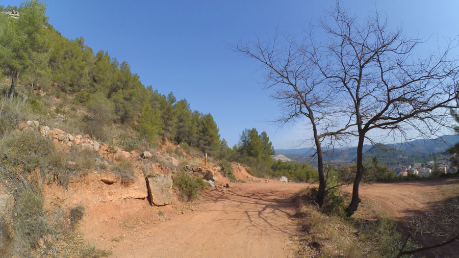 En esta curva cerrada dejamos la pista principal 