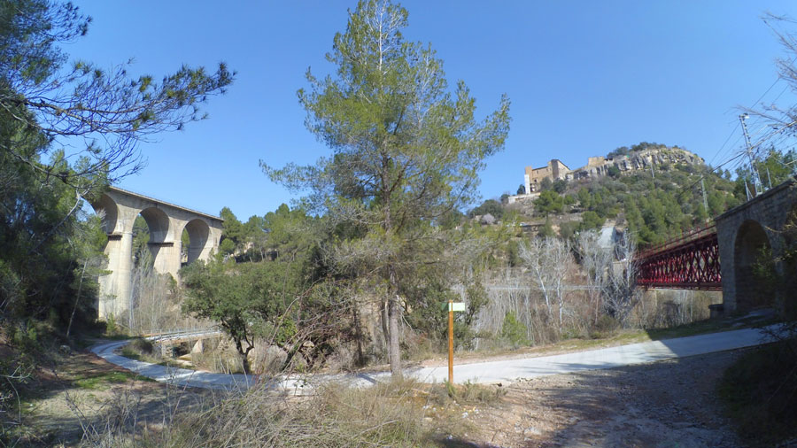 Llegamos al camino de la aproximación de la vía ferrata entre la C-55 y los FFCC. 