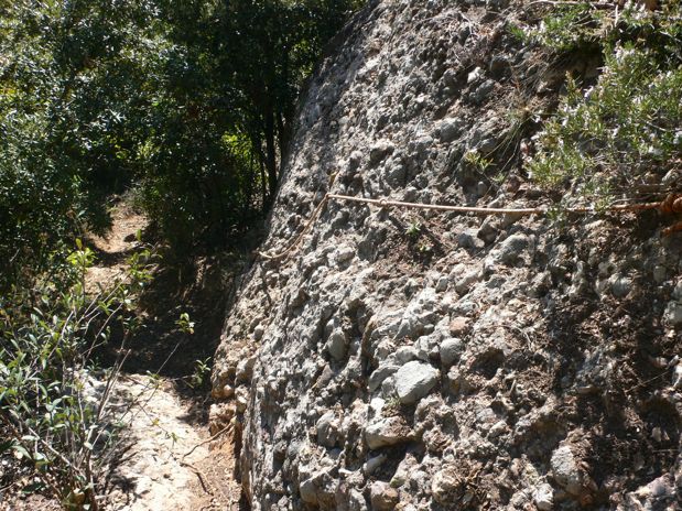 Primer paso equipado con una cuerda. Sin querer es fácil saltarse este primer tramo 