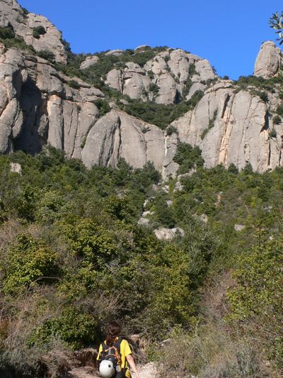 Caminando en dirección a la pared 