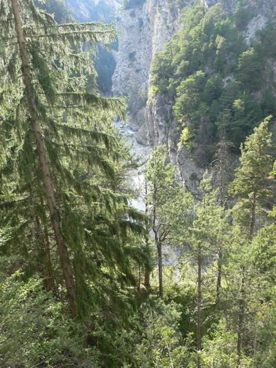 Vistas a la pasarela que une La Descente aux Enfers con La Montée au Purgatoire en las Gorgas de l Arc 
