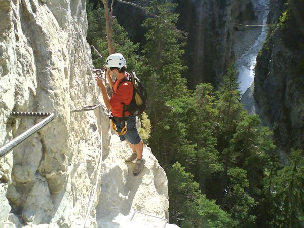 Otra vista de las Gorgas de l Arc y la pasarela 