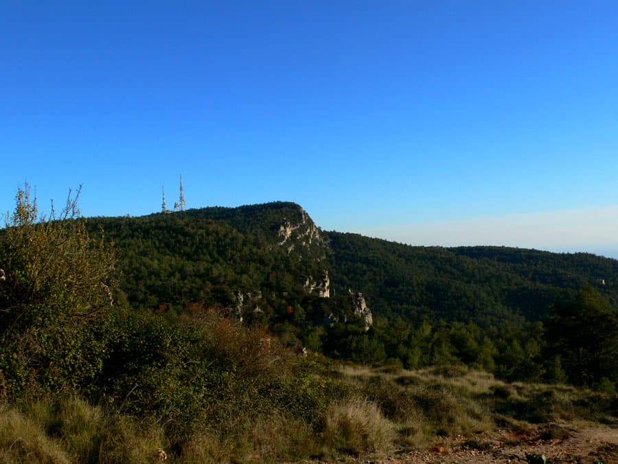 Debajo de la bauma más cercana finaliza la vía ferrata 