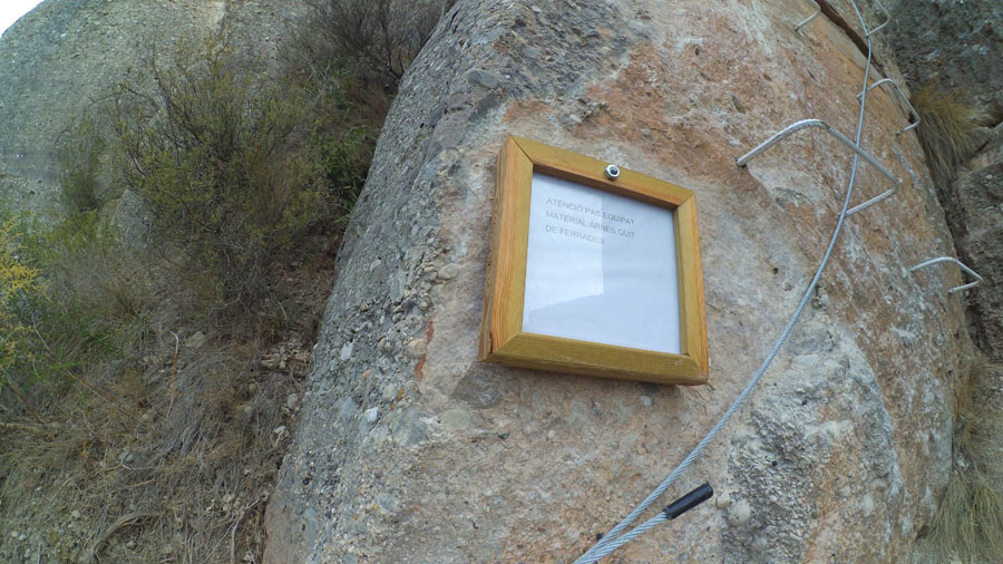 Advertencia -material de seguridad de vía ferrata obligatorio- 