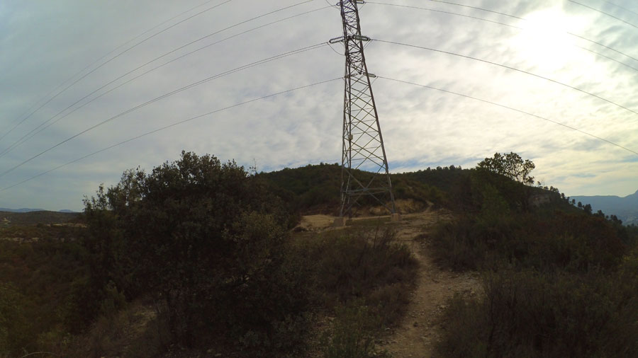 Dejamos la pista principal a la altura de la torre de alta tensión 