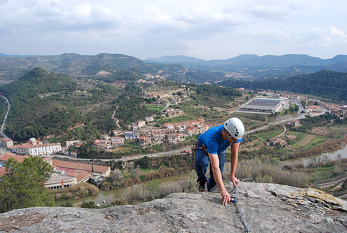 Detalle de la salida de la vía ferrata con Castellbell i el Vilar al fondo
