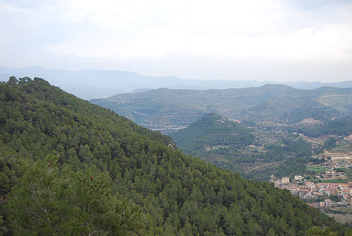 Desde la pista vemos la cima del Turó del Marqués y Castellbell i el Vilar abajo 