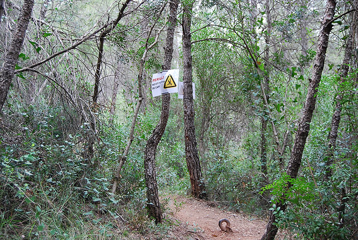 Si llegamos a este paso con la argolla en el suelo nos hemos pasado el camino de subida a la vía. Toca retroceder 
