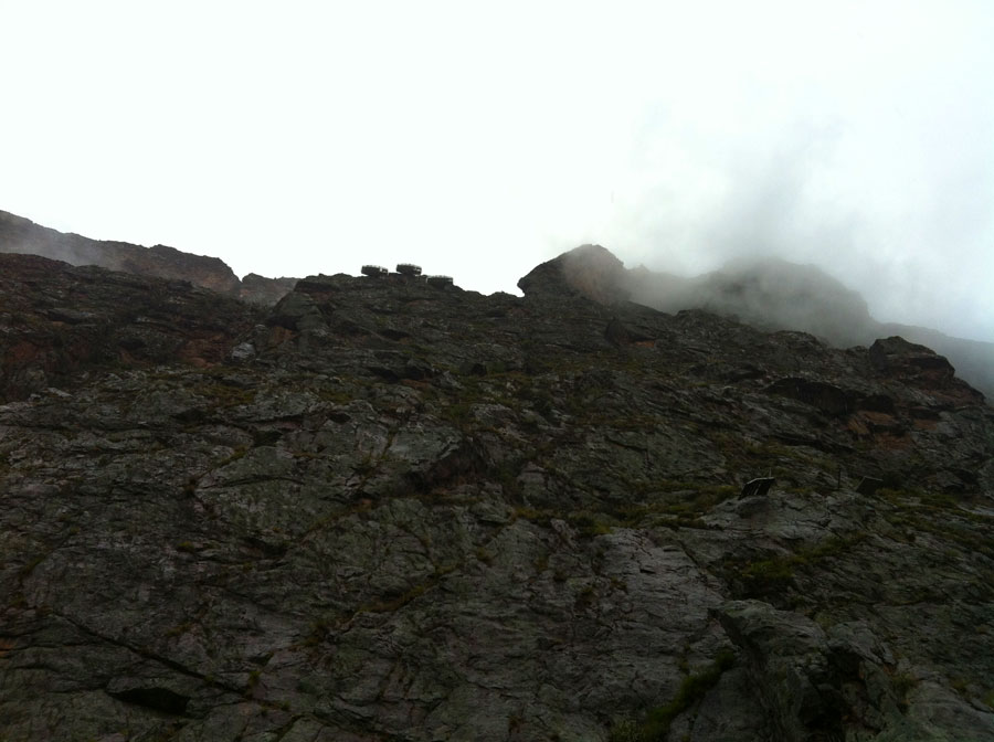 Vista de la pared por la que transcurre la vía ferrata -el final de la vía coincide con las cápsulas- 
