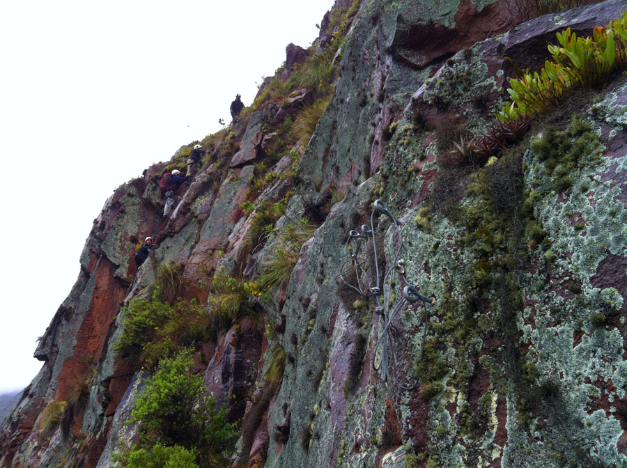 La vía sigue subiendo unos metros más 