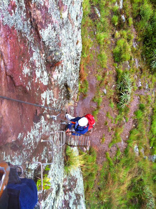 La entrada de la vía vista desde arriba 