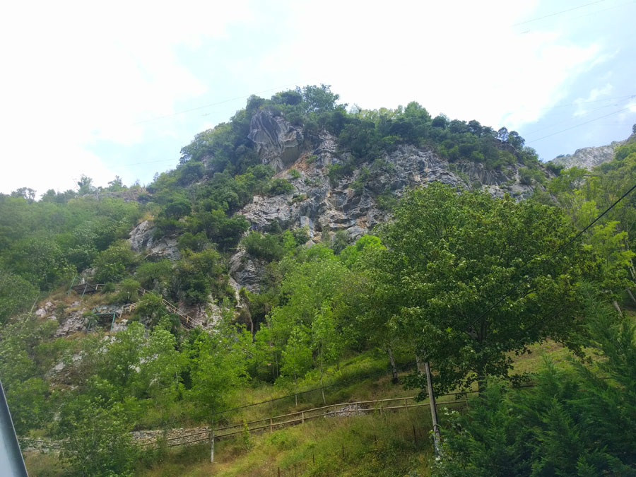 Vista general de la pared donde hay equipados los itinerarios 