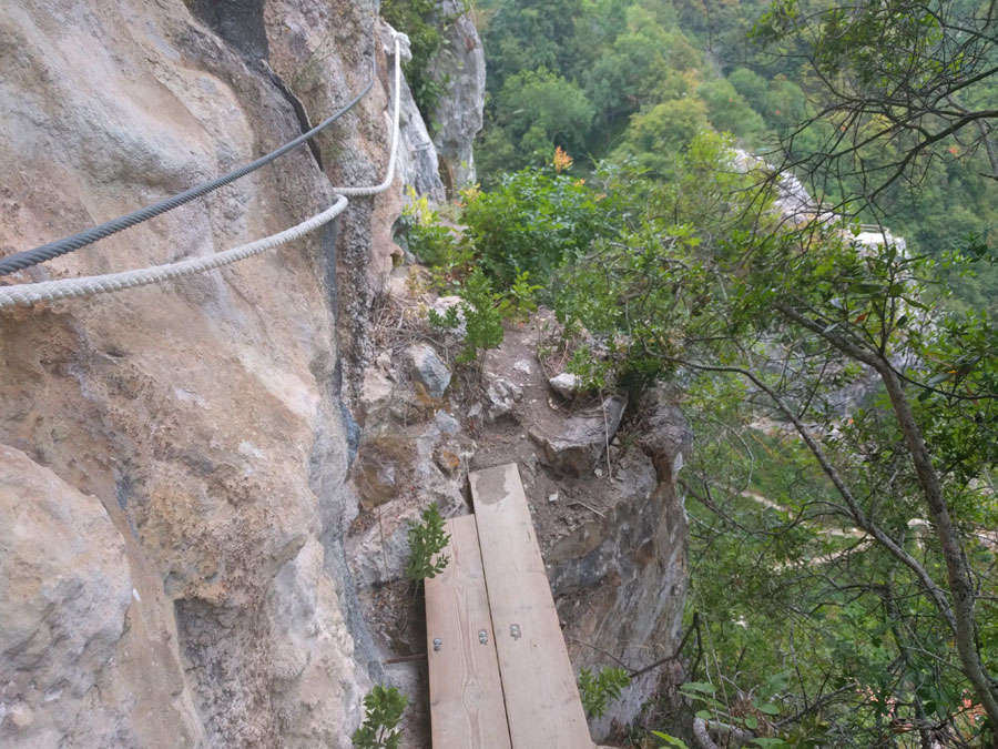 Tablas de madera en el flanqueo 