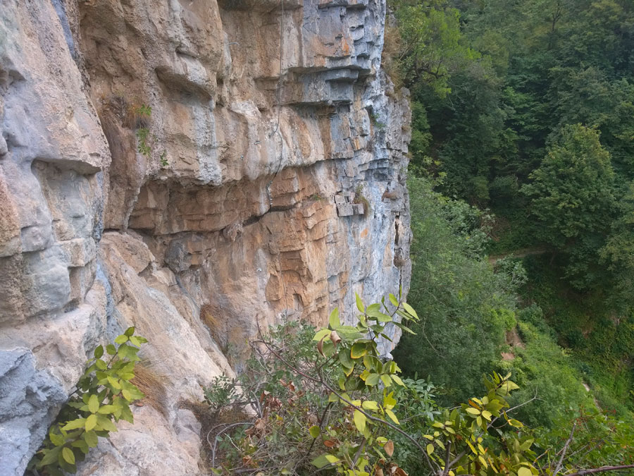 Llegamos a la altura de la vía cable de alta dificultad que viene de abajo 