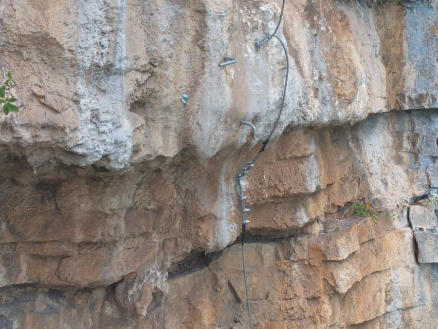 Zona desplomada de la vía cable (tiene algunas clavijas de apoyo) 