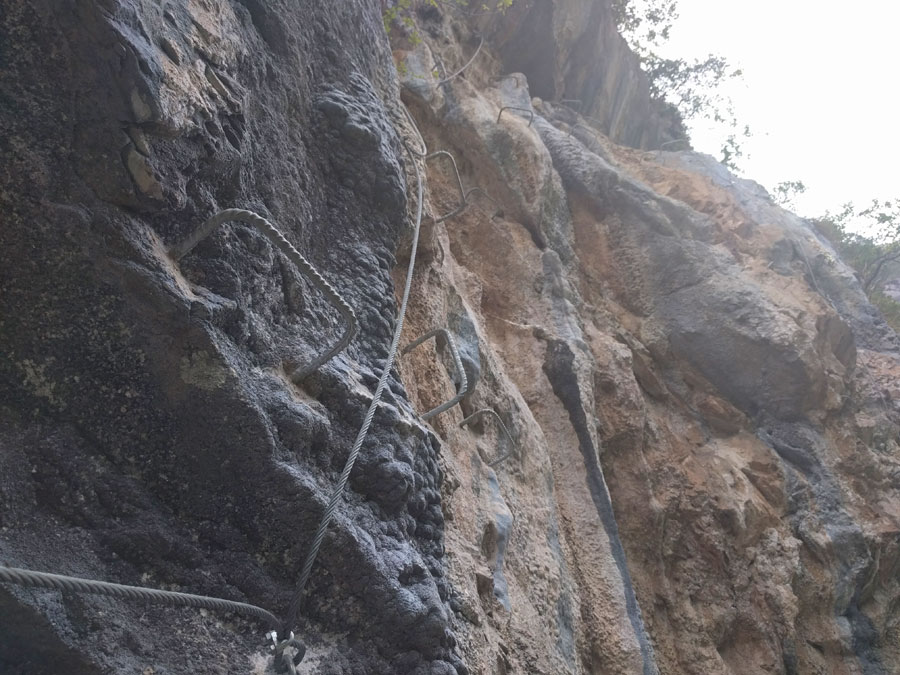 Nosotros seguimos un resalte mucho más cómodo equipado con grapas 